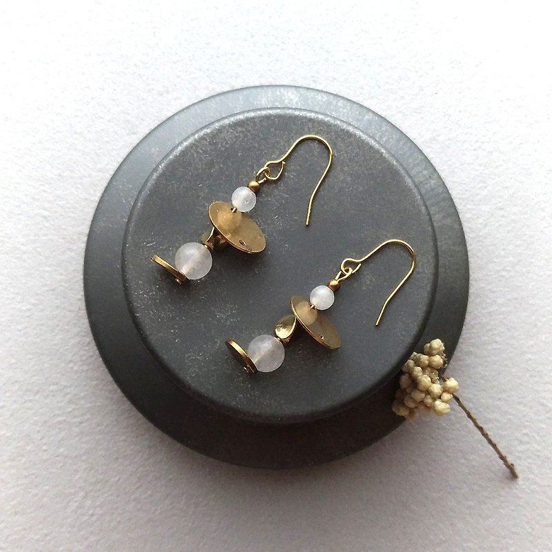 在这里-黄铜白玉石 针式夹式 耳环 - 耳环/耳夹 - 其他金属 白色