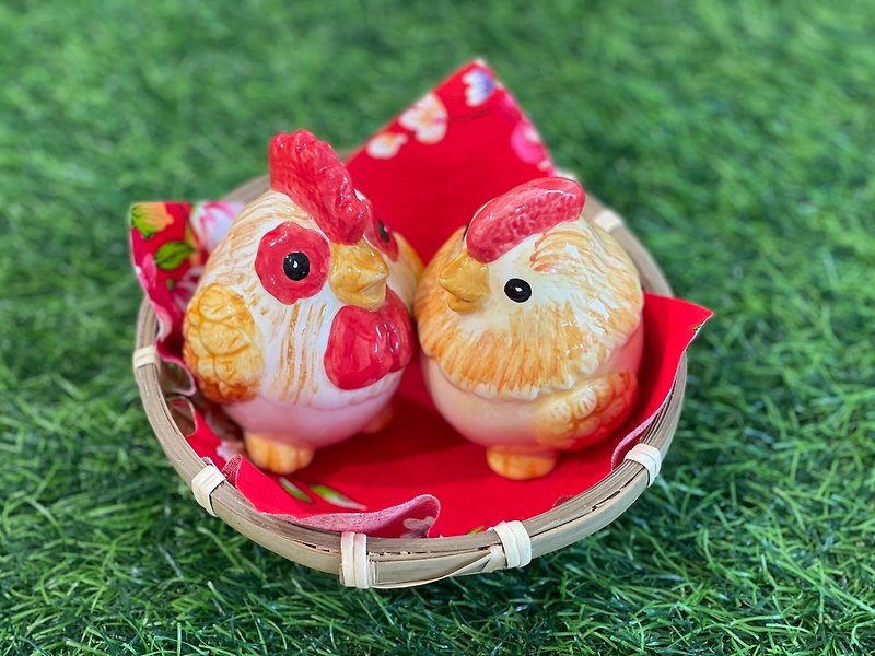 可爱带路鸡  开运起家  陶瓷手工彩绘  装饰 摆饰 含一个小编织篮 - 玩偶/公仔 - 陶 红色