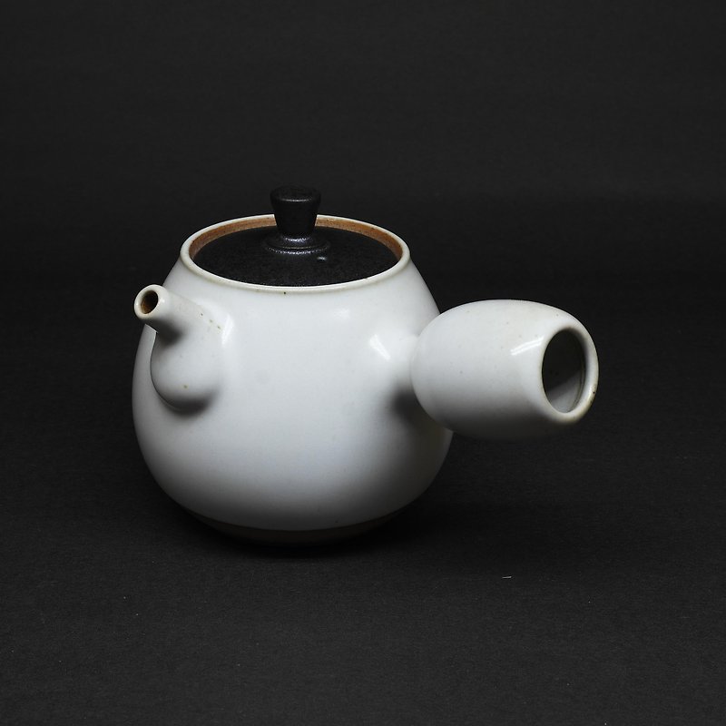 润白釉梨形侧把双色茶壶 手工陶艺 茶道具 - 茶具/茶杯 - 陶 白色