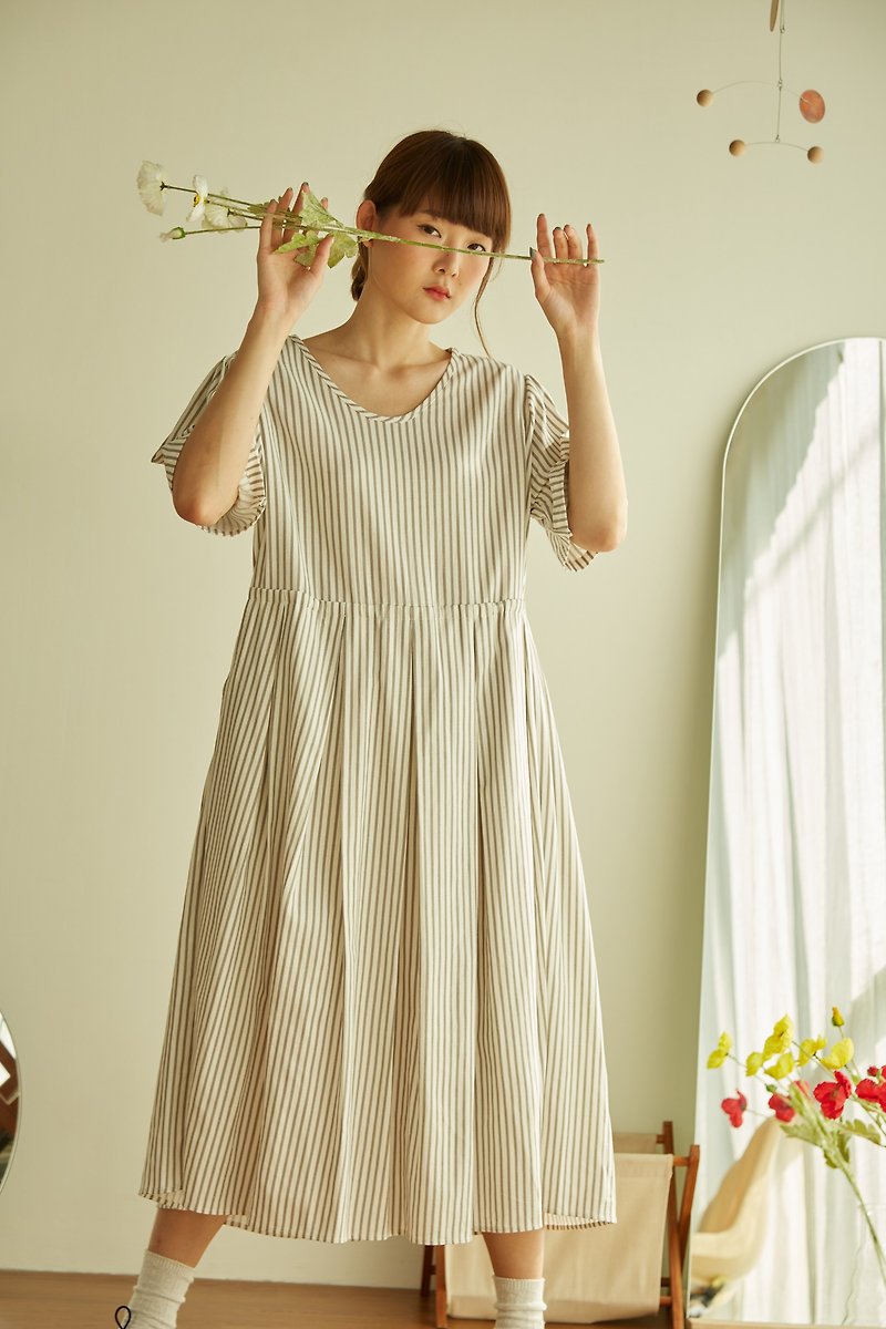 One Pieces Dresses Multi-Paneled Box-Pleated Dress - Stripe White And Gray Color - 洋装/连衣裙 - 棉．麻 白色