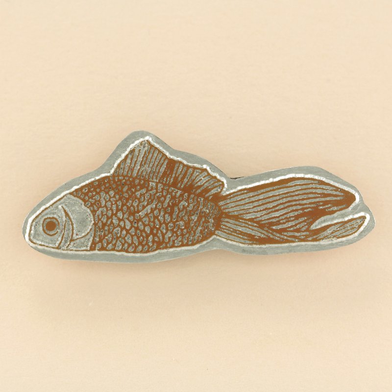 Goldfish Letterpress Brooch - 胸针 - 其他金属 银色