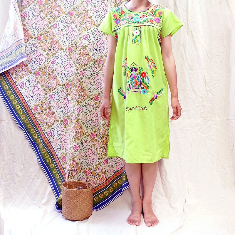 *BajuTua /古着/ 苹果绿墨西哥手工刺绣短洋装 - 洋装/连衣裙 - 棉．麻 绿色