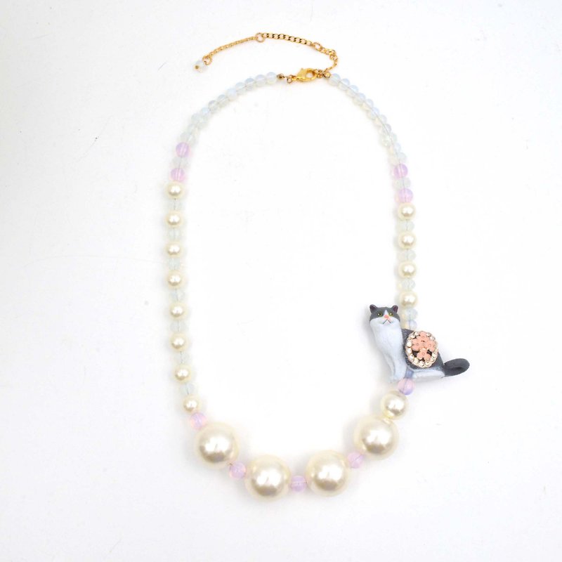 TIMBEE LO 灰白色猫咪颈链 蛋白石水晶 树脂珍珠超轻镀真金链 - 项链 - 宝石 粉红色