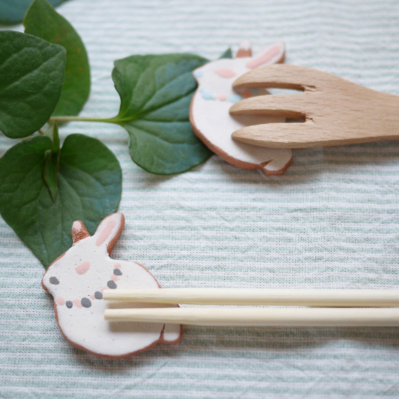 アイシングクッキーみたいなウサギの箸置き/Rabbit Cutlery rest like icing cookies - 筷子/筷架 - 陶 白色