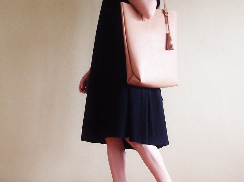 Soft Leather Tote with Tassel/ Day Bag/ Magazine Tote in Beige / Brown / Black - 手提包/手提袋 - 真皮 咖啡色