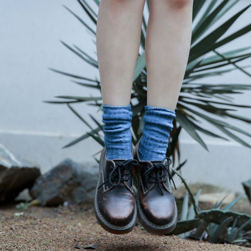 撒哈拉 | 天然植物染 針織平紋粗線襪 藍染女生短襪子 天然抗菌防臭功效 每一雙均是手工染 | NAMSAN - 袜子 - 棉．麻 蓝色
