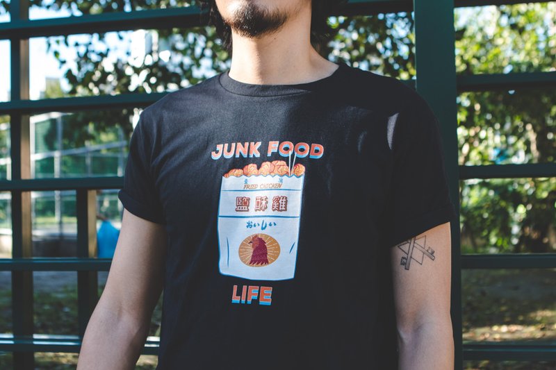 Deerhorn design / 鹿角 JUNK FOOD 盐酥鸡 T-shirt - 男装上衣/T 恤 - 棉．麻 黑色