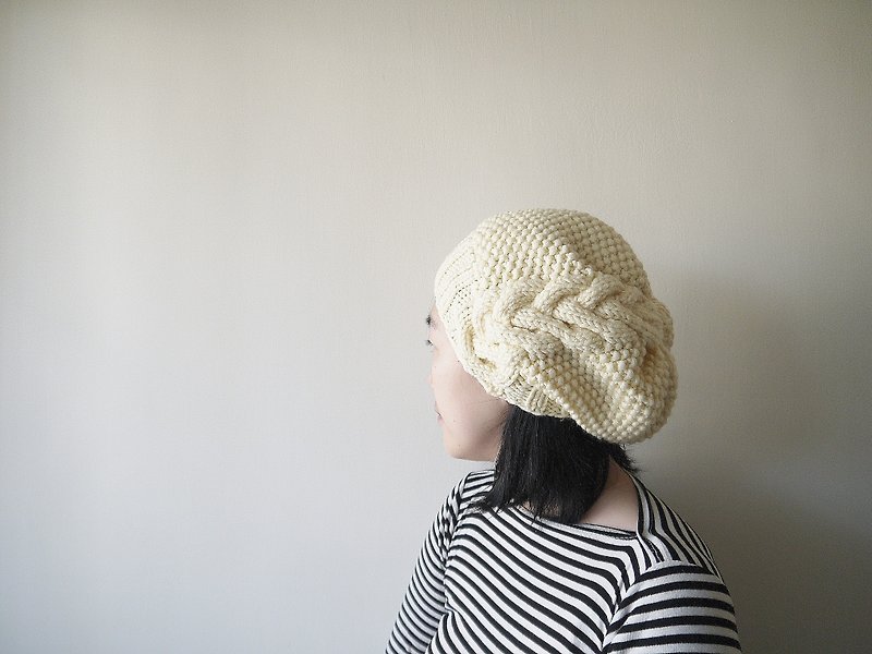 手作编织毛帽~ 美丽诺/宽松侧边麻花毛帽系列(米白) - 帽子 - 羊毛 白色