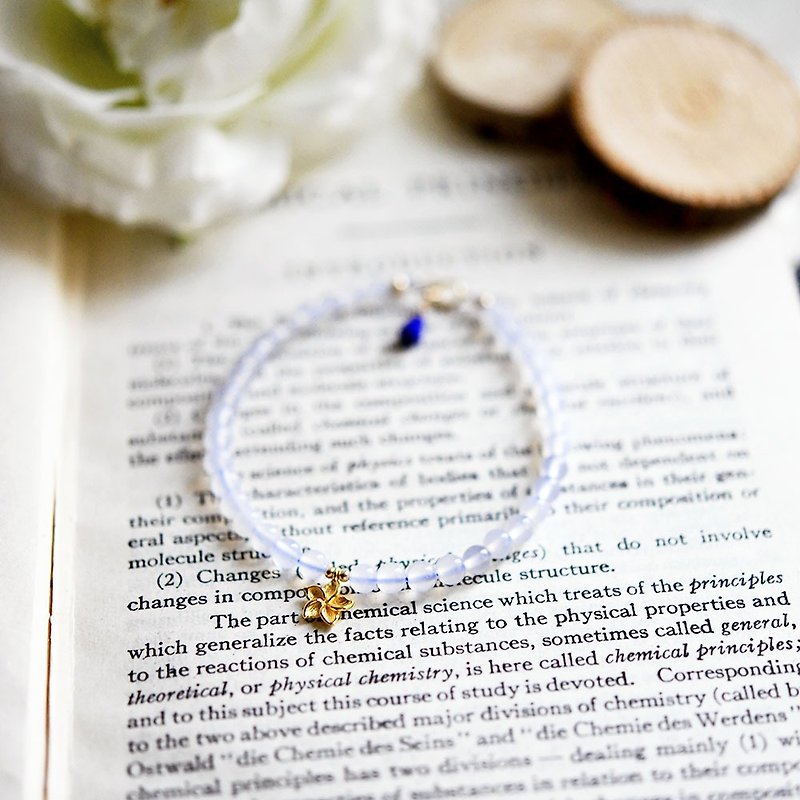 Chalcedony　bracelet　May birthstone 人との結びつきを象徴する石 カルセドニー、ラピスラズリとプルメリア のブレスレット - 手链/手环 - 其他金属 蓝色
