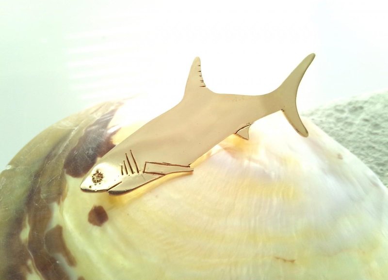 小さいサメ　☆真鍮ブローチ☆ - 胸针 - 宝石 金色