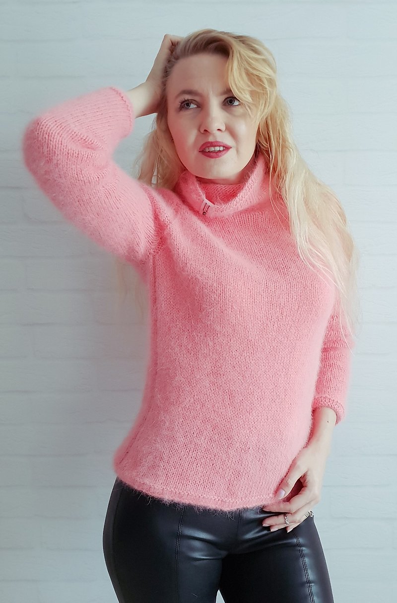 Delicate, warm and fluffy knitted angora turtleneck sweater in pink. - 女装针织衫/毛衣 - 羊毛 粉红色