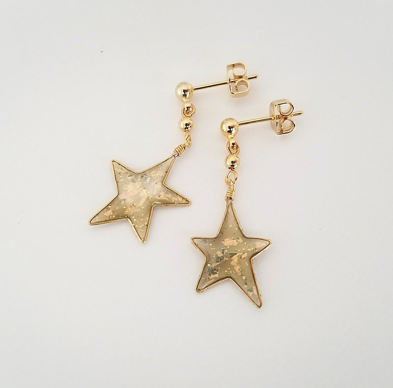 金色のきらきら星のピアスorイヤリング - 耳环/耳夹 - 树脂 金色