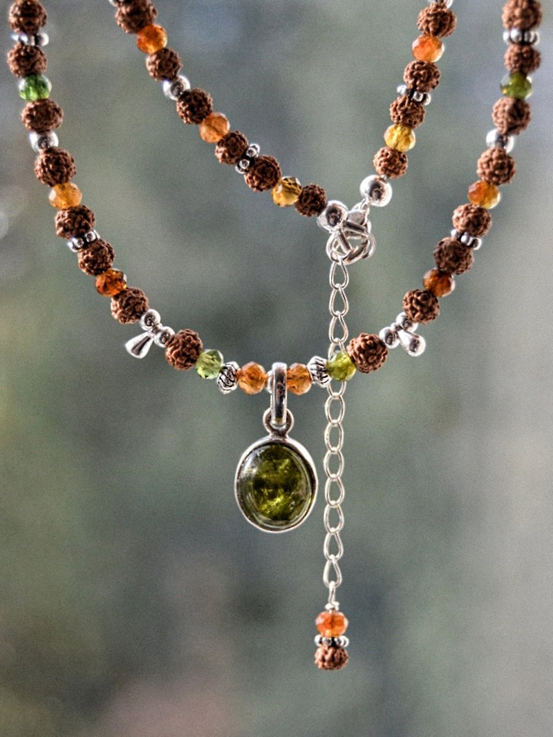 Kanti-mala 项链，饰有碧玺、金刚菩提和贵橄榄石吊坠 - 锁骨链 - 半宝石 绿色