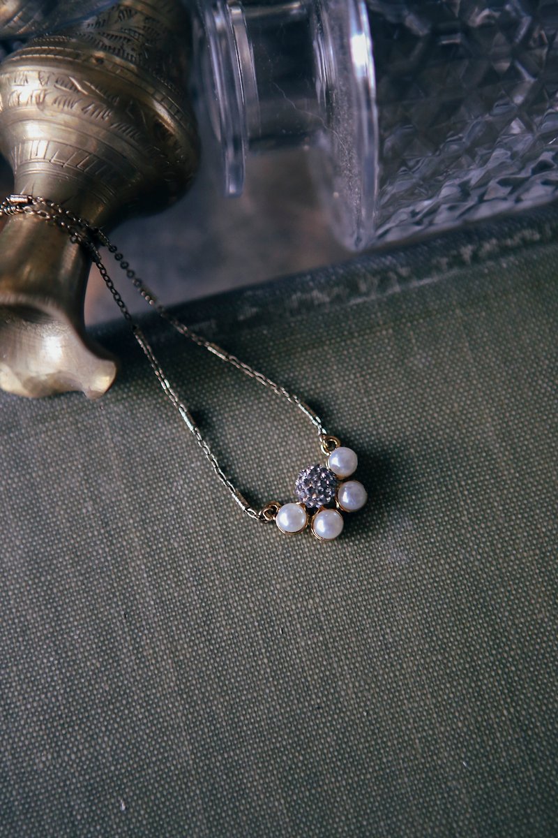 COR-DATE / 珍珠花束碎钻短链 - 项链 - 其他材质 