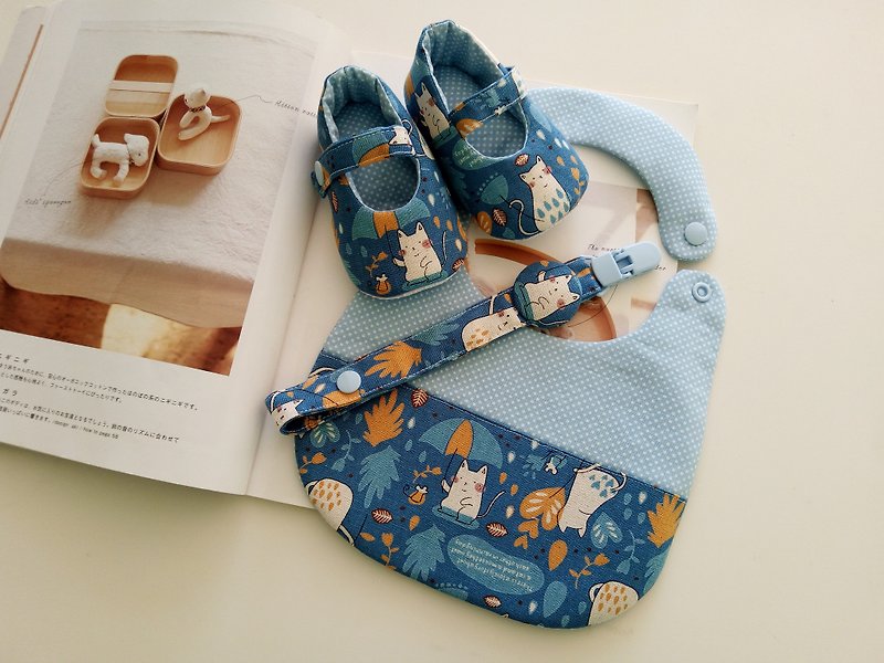 雨中猫咪弥月礼物 婴儿鞋+围兜+奶嘴夹 - 满月礼盒 - 棉．麻 蓝色