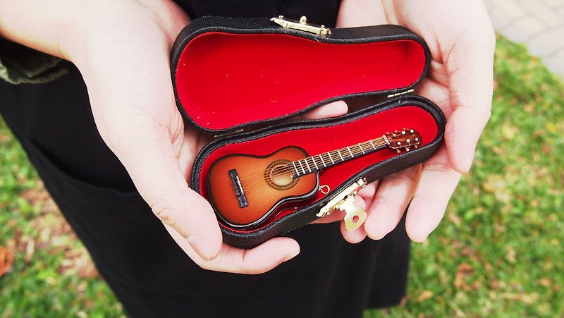 【深色小吉他】mini guitar 迷你模型吊饰 包装配件定制 质感礼物 - 吊饰 - 木头 咖啡色