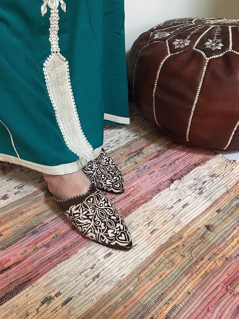摩洛哥 皮雕手工鞋 泥染棕 尖头踩脚鞋 室内鞋 - 室内拖鞋 - 真皮 咖啡色