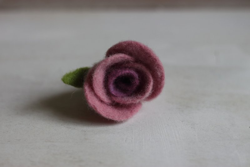 粉紫红色渐层 天然植物染 玫瑰胸针兼发夹 目前有现货 - 徽章/别针 - 羊毛 紫色