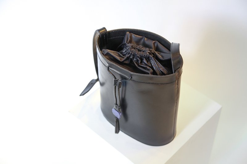 水桶袋．黑色皮革 / 黑色 / 水桶袋 / 抽绳袋 - 侧背包/斜挎包 - 真皮 黑色
