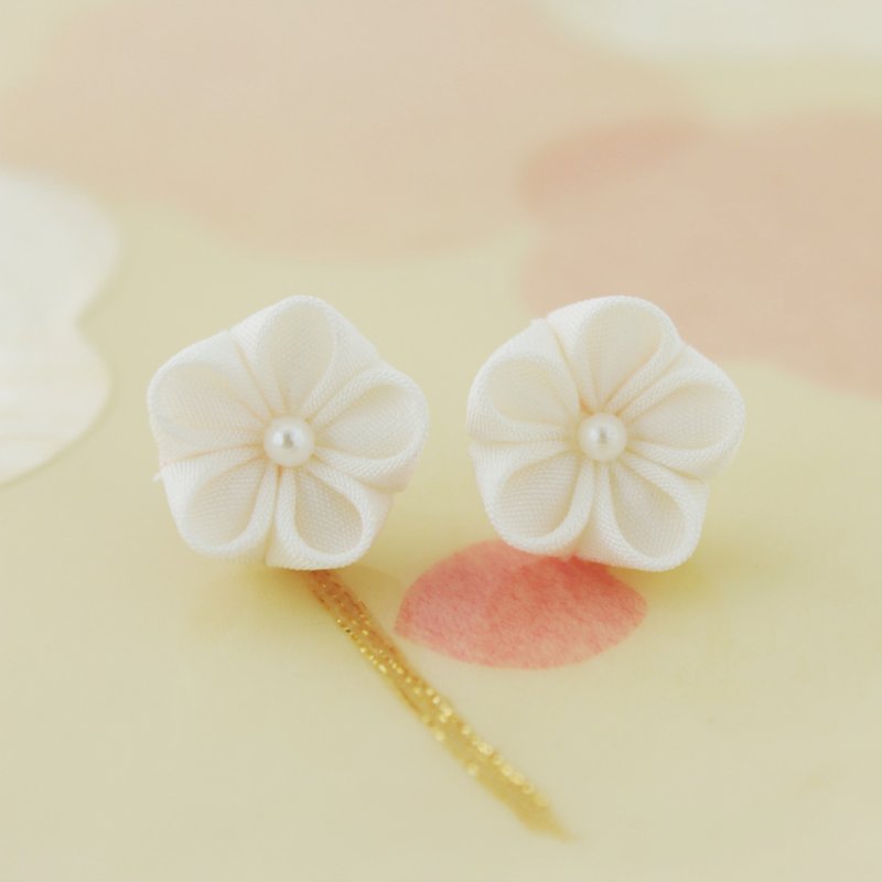 一粒白花ピアス - 耳环/耳夹 - 丝．绢 白色