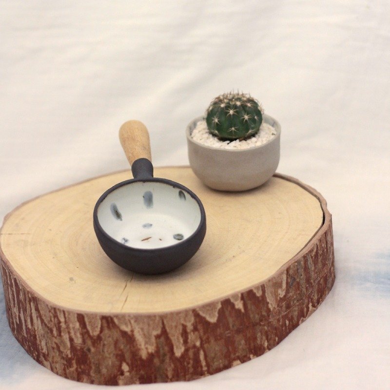 3.2.6. studio: Handmade ceramic tree bowl with wooden handle. - 花瓶/陶器 - 纸 黑色
