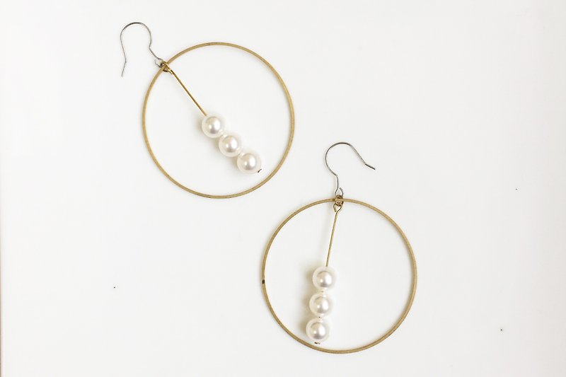 团团圆圆 珍珠黄铜造型耳环 - 耳环/耳夹 - 宝石 金色