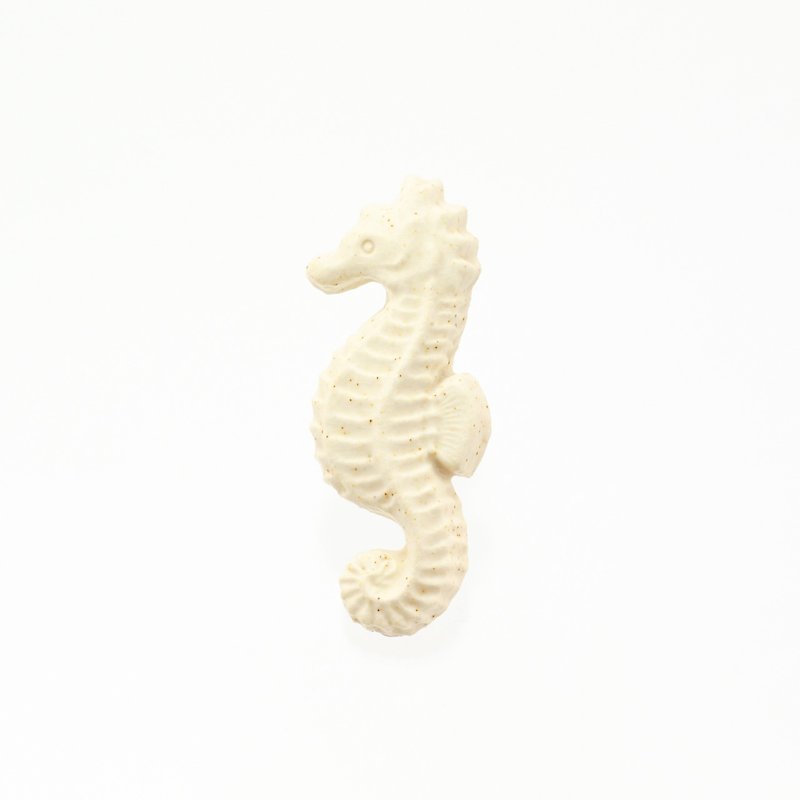 陶器ブローチ　タツノオトシゴ(生成り) - 胸针 - 陶 白色