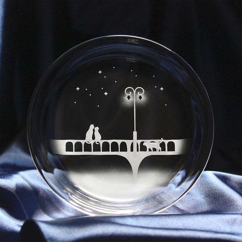 【橋を照らす街灯の下で】猫モチーフのガラス小皿 名入れ加工対応品(別売りオプション) - 浅碟/小碟子 - 玻璃 透明