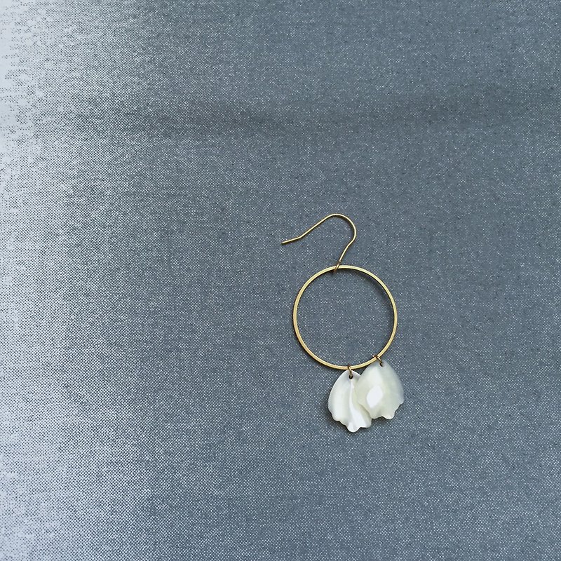 花。贝壳黄铜圆形耳环 - 耳环/耳夹 - 铜/黄铜 金色