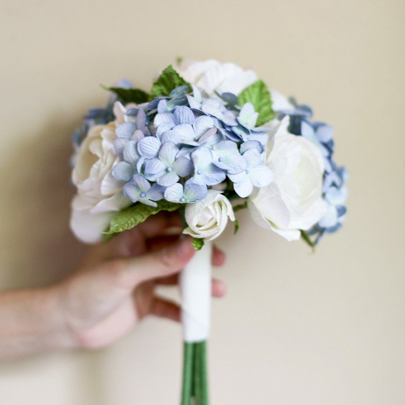 BM102 : Handmade Paper Flower Bridesmaid Small Bouquet Blue Sky Size 6"x10" - 木工/竹艺/纸艺 - 纸 蓝色