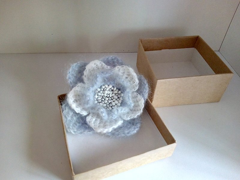 crochet brooch fluffy flower - 胸针 - 绣线 灰色