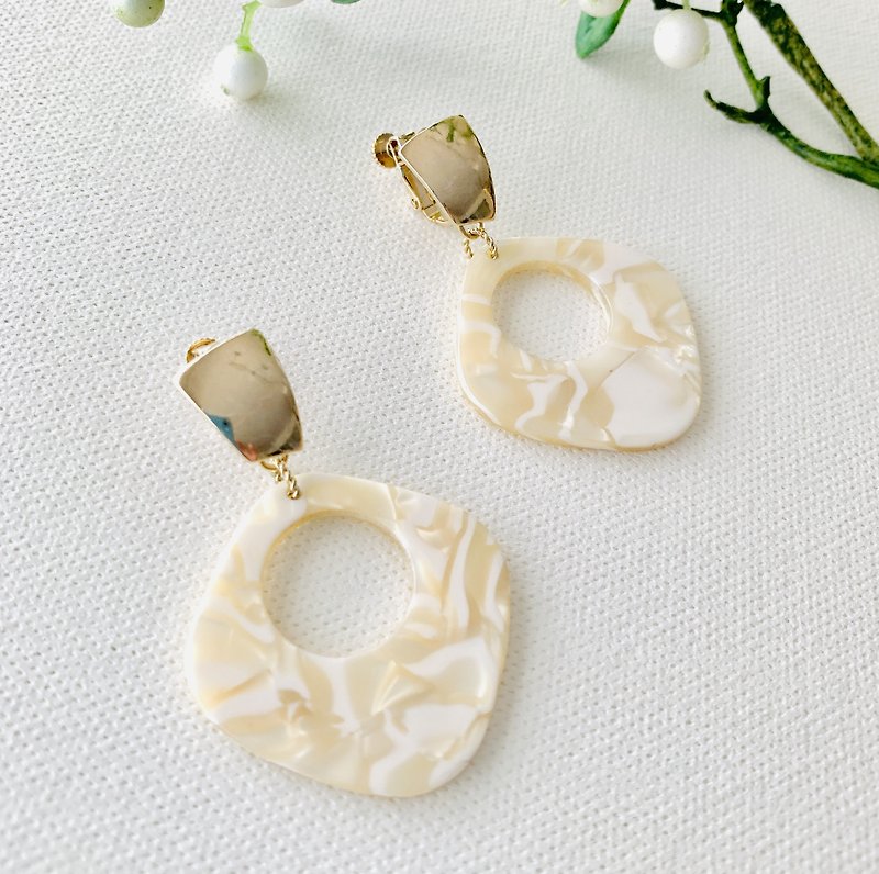 Ivory marble drops  earring アイボリーマーブル フープイヤリング　圈形耳環 - 耳环/耳夹 - 其他材质 白色