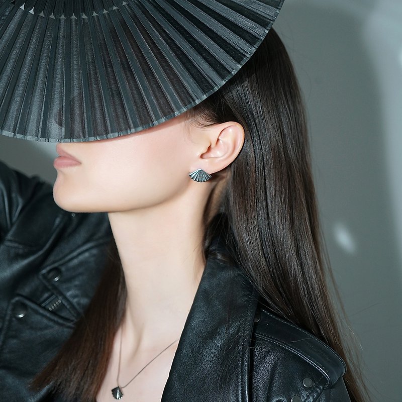 折扇耳钉 未时VISHI原创设计s925纯银扇子耳环简约气质创意个性女 - 耳环/耳夹 - 其他金属 银色