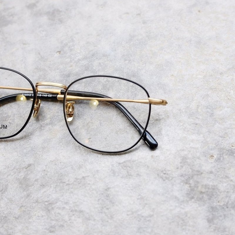 【目目商行】新款 韩国手工钛金属 精致金属设计方框 镜框 黑金 - 眼镜/眼镜框 - 其他金属 黑色
