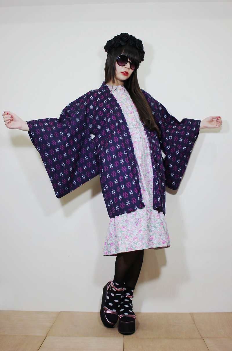 F2098[日本制和服](Vintage)深蓝色底白色井字织纹桃红色菱格织纹日本和服羽织（はおり） - 女装休闲/机能外套 - 棉．麻 蓝色