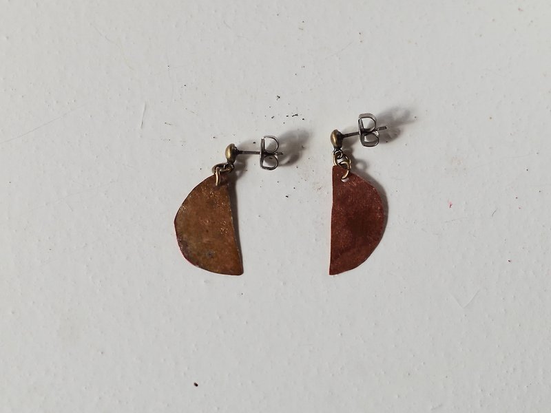 半月のピアス　02 銅、焦がし - 耳环/耳夹 - 其他金属 金色