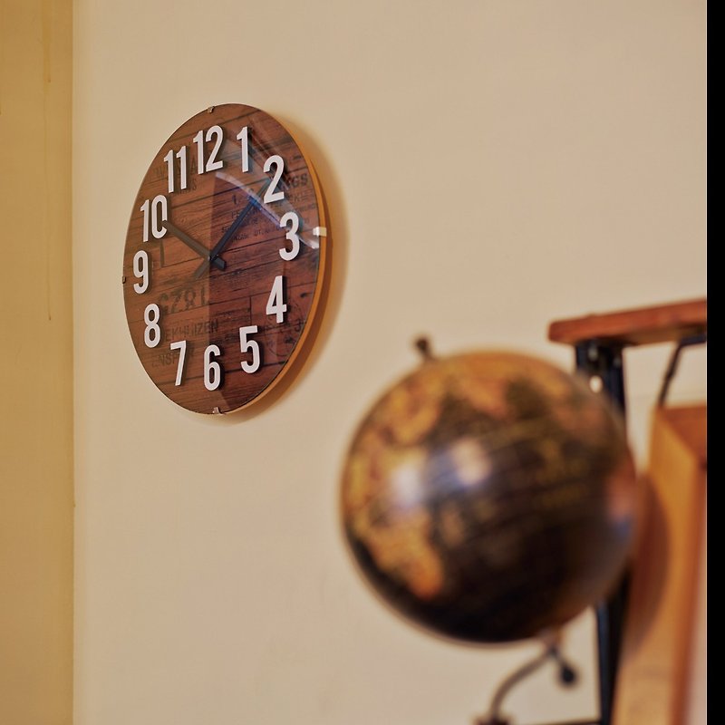 Baltic- 复古字母造型挂钟(棕) - 时钟/闹钟 - 木头 咖啡色