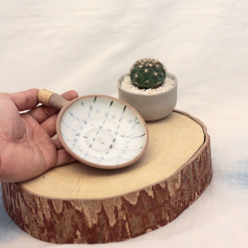 3.2.6. studio: Handmade ceramic tree bowl with wooden handle. - 花瓶/陶器 - 纸 白色