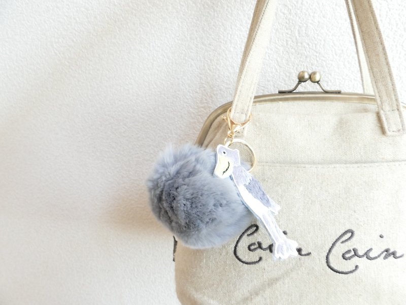 ファーポンポンバッグチャーム グレー  刺繍のハシビロコウ - 钥匙链/钥匙包 - 棉．麻 灰色