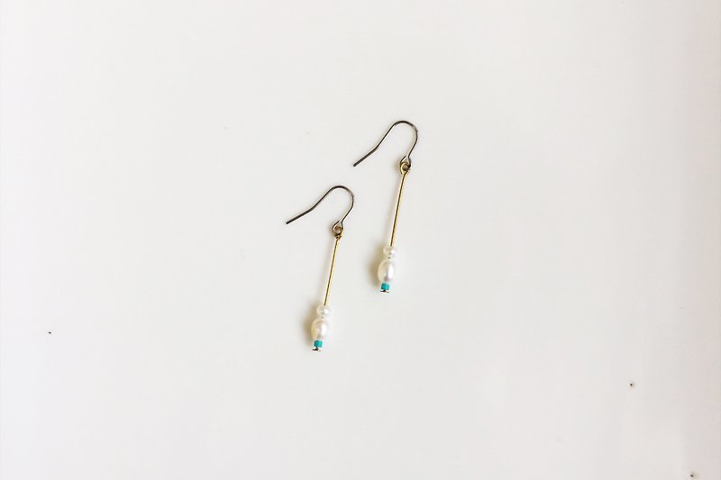 BLUE 珍珠黄铜造型耳环 - 耳环/耳夹 - 宝石 蓝色