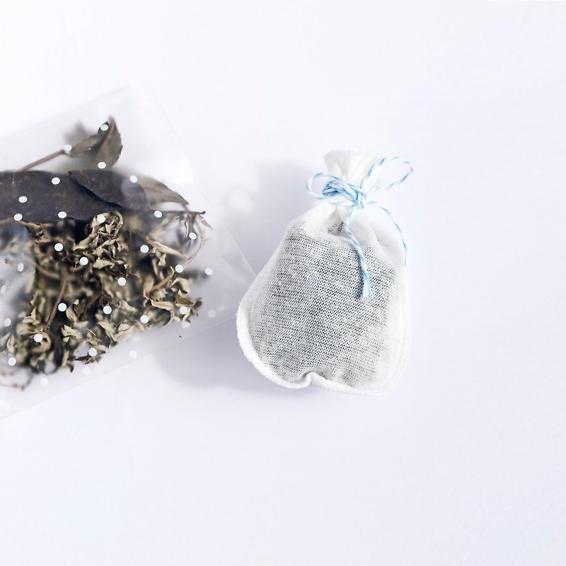 新年礼物  开运小物  抹草、艾草 平安净身包(二包入) - 香薰/精油/线香 - 植物．花 白色
