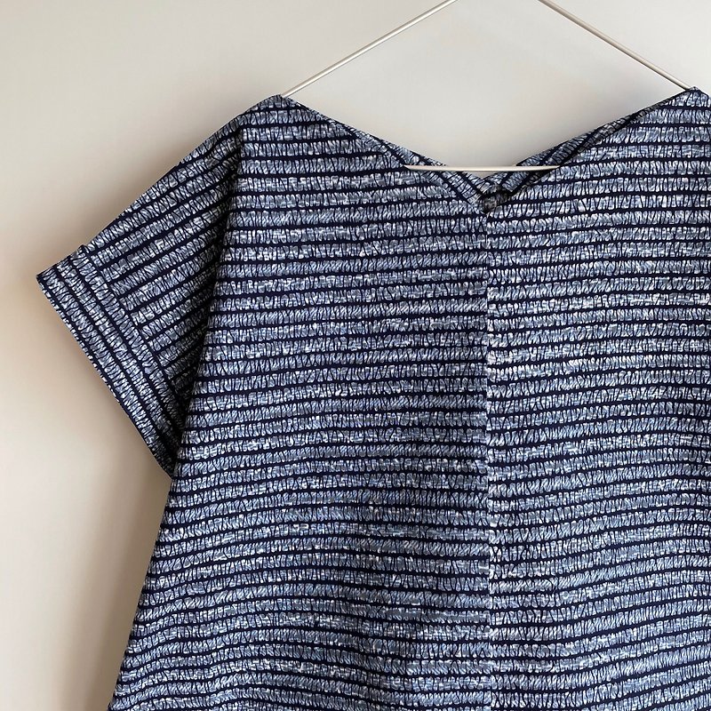 【1点もの】四角布のプルオーバーブラウス袖付き 浴衣地 波のような抽象模様  受注制作 - 女装上衣 - 丝．绢 蓝色