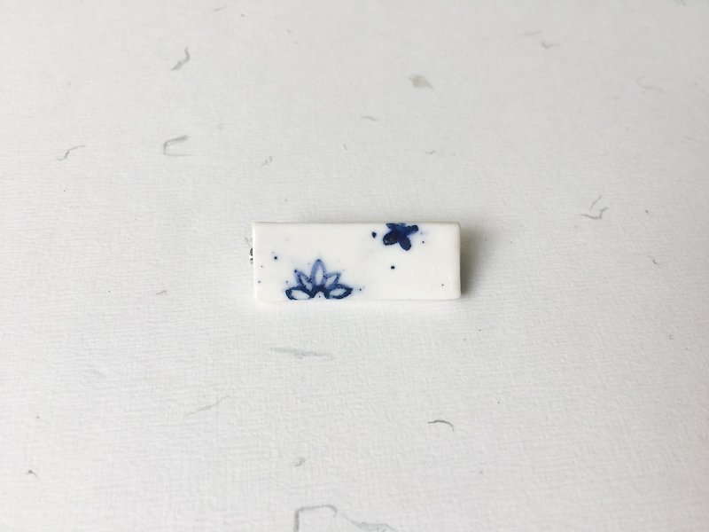 石下 / 手绘 青花瓷 长方形 蓝色 白色 陶瓷 扣针 胸针 别针 - 胸针 - 瓷 蓝色
