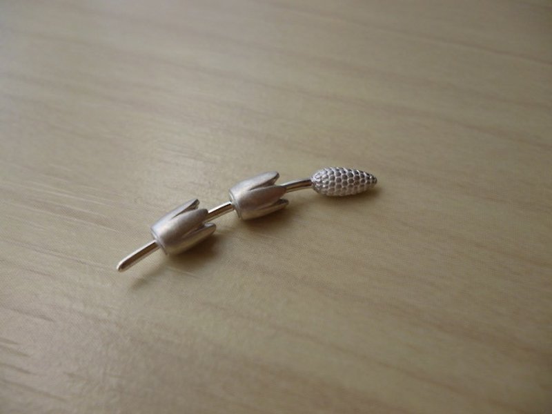 Horsetail Earrings - 耳环/耳夹 - 其他金属 银色
