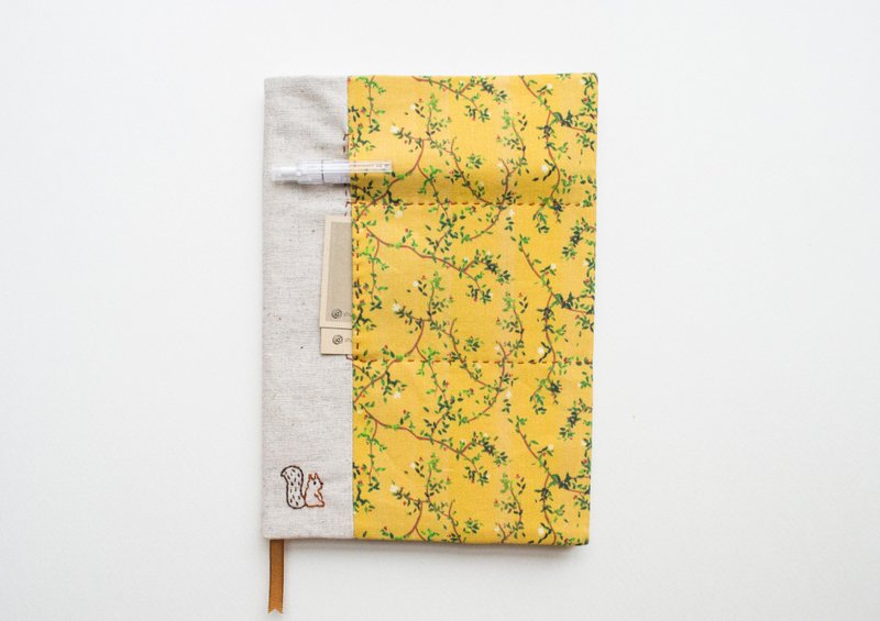 Tembusu squirrel - adjustable A5 fabric bookcover - 书衣/书套 - 棉．麻 黄色