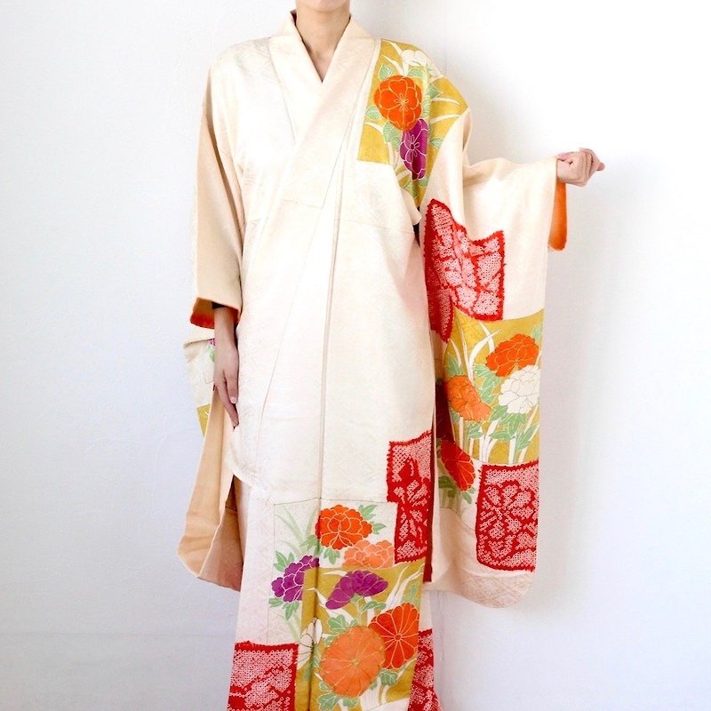 Furisode, maxi kimono, Japanese kimono, wedding kimono, embroidered kimono /3171 - 晚装/礼服 - 丝．绢 白色