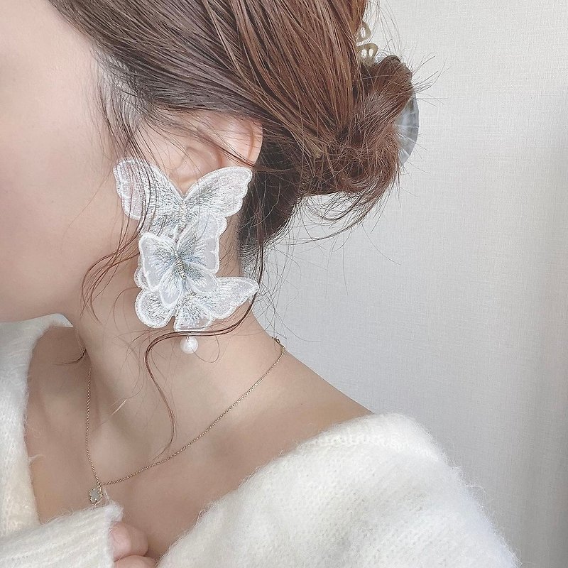 ホワイトバタフライの繊細な刺繍ピアス、イヤリング - 耳环/耳夹 - 其他人造纤维 白色