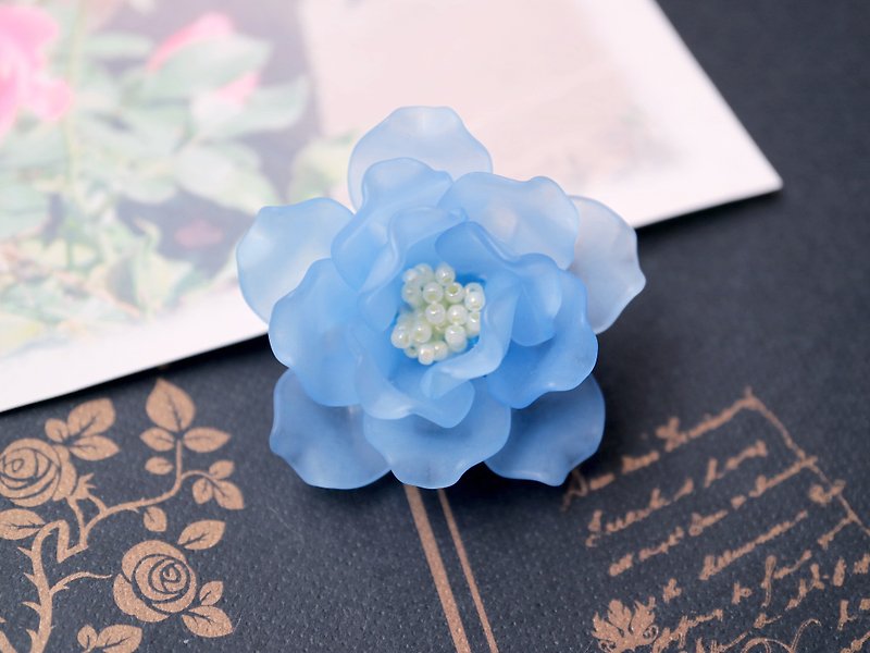 バラのブローチ スカイブルー　薔薇 ブルーローズ 一重咲き 花 コサージュ 軽い 爽やか 華やか 青 空 半八重咲き かわいい 可愛い フェミニン 清楚 - 胸针 - 塑料 蓝色
