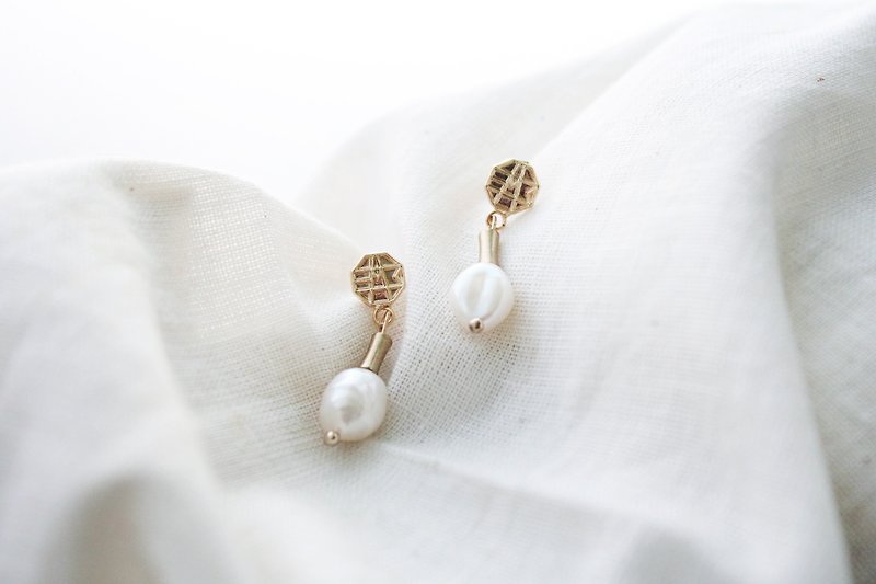 雪境 Pearl 不规则大珍珠抗敏钢针耳环 / 可夹式 - 耳环/耳夹 - 珍珠 白色