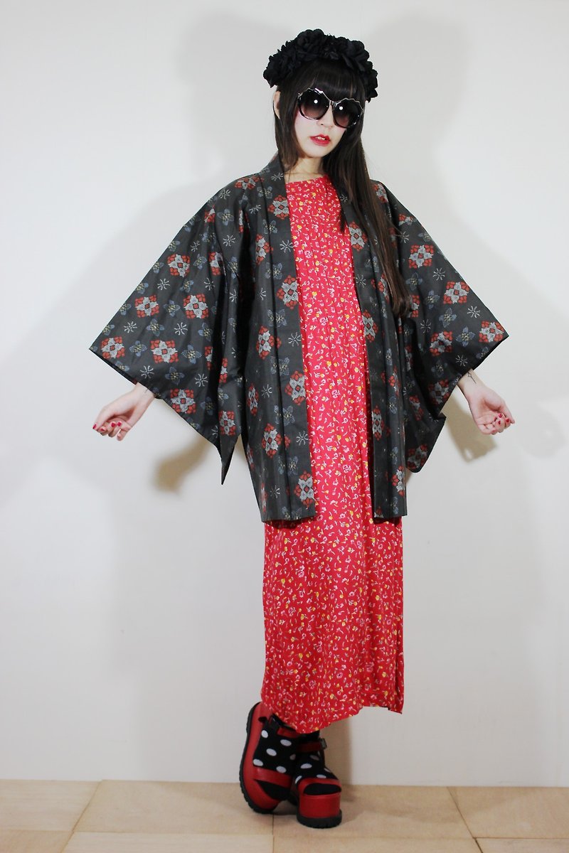 F2068[日本制和服](Vintage)深灰黑色红色花朵织纹日本和服羽织（はおり）(圣诞礼物交换礼物) - 女装休闲/机能外套 - 棉．麻 黑色